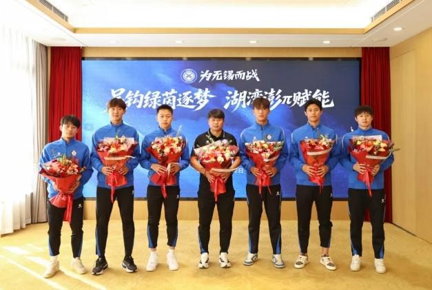 提前完成赛季既定目标,滨湖区领导慰问无锡吴钩教练及球员